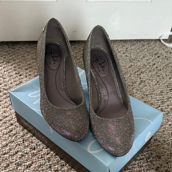 Life Stride Shimmering Silver Heels - Picture 1 of 4